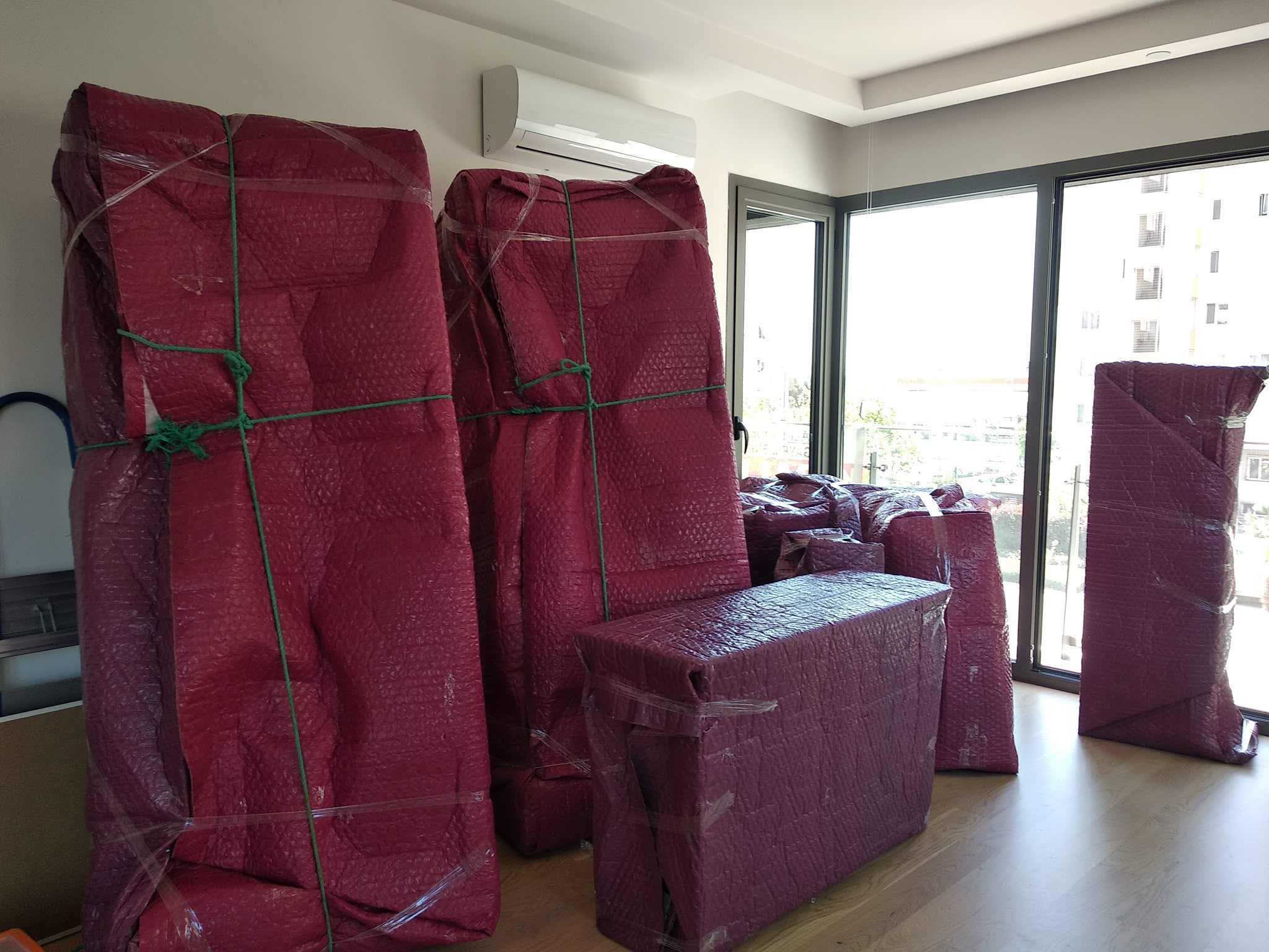 Taşınma öncesi ayrı ayrı paketlenerek sabitlenen mobilyalar