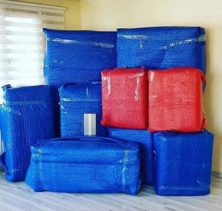 Depolama öncesi özenle paketlenen ev eşyaları