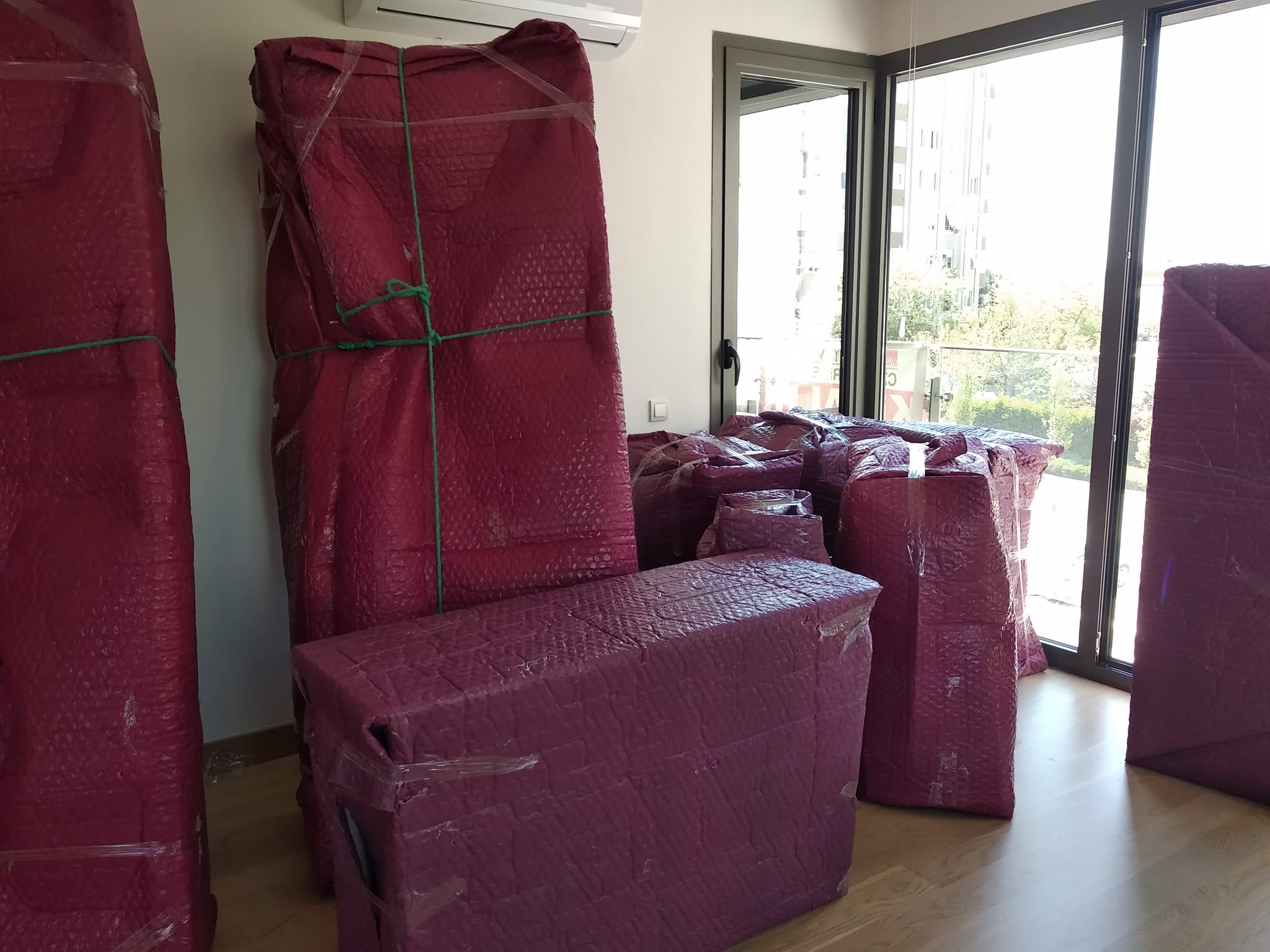 Evden eve nakliyat için koruyucu ambalajla paketlenmiş mobilyalar