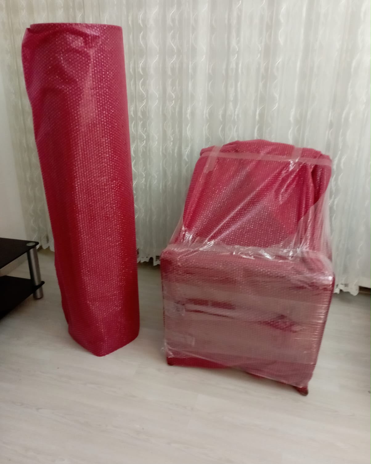 Koltuk ve rulo eşyanın koruyucu ambalajla sarılması