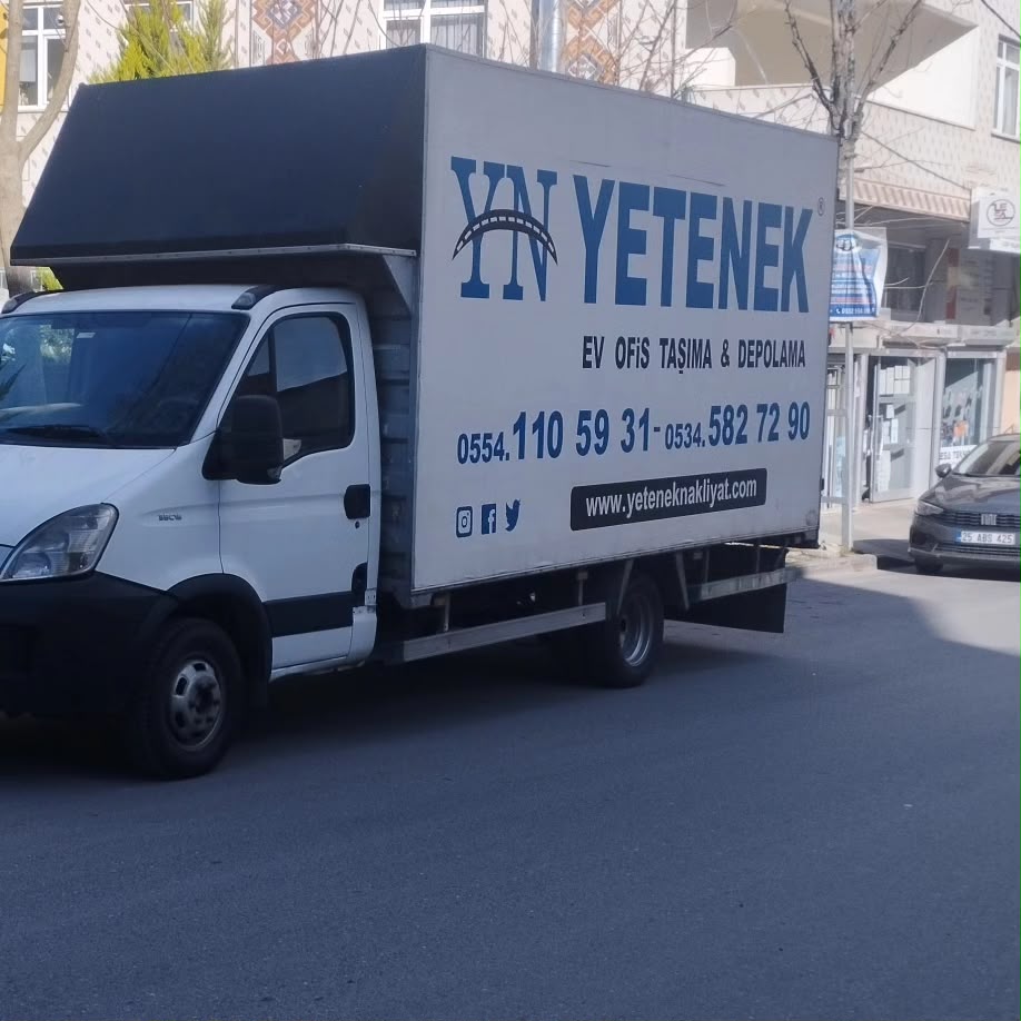 İstanbul'da görev başındaki gerçek Yetenek Nakliyat kapalı kasa aracı
